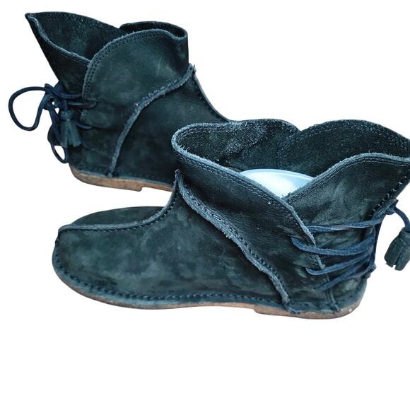 Baffin Indie Pure Black Suede Flat Slip On Ankle Boots Tassel Laces Boho 7 EUC - Picture 5 of 12